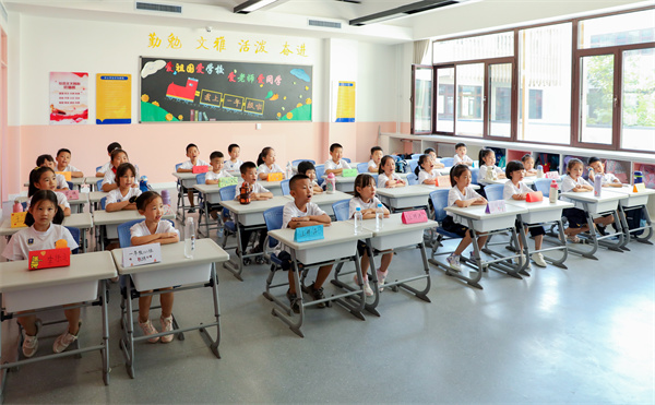 8月30日，雄安史家胡同小學學生體驗學校生活。