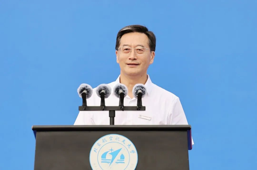 北京航空航天大學校長王雲鵬在2023年新生開學典禮上致辭。校方供圖