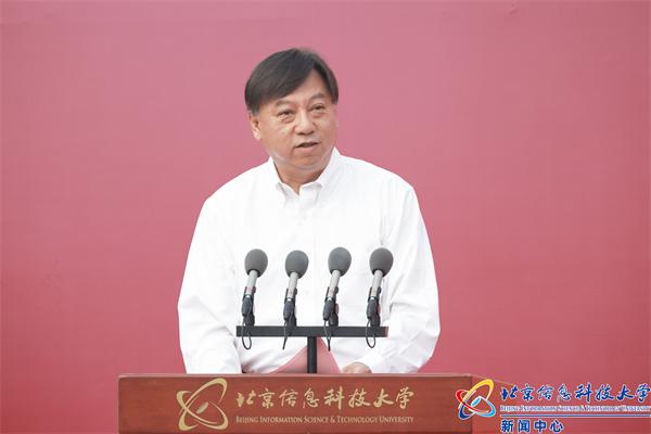 北京信息科技大學校長郭福在2023級新生開學典禮上發表致辭。校方供圖。