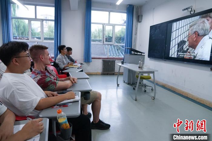 图为青海民族大学课堂上，Alex（左二）和学生们坐在一起观看视频。 马铭言 摄