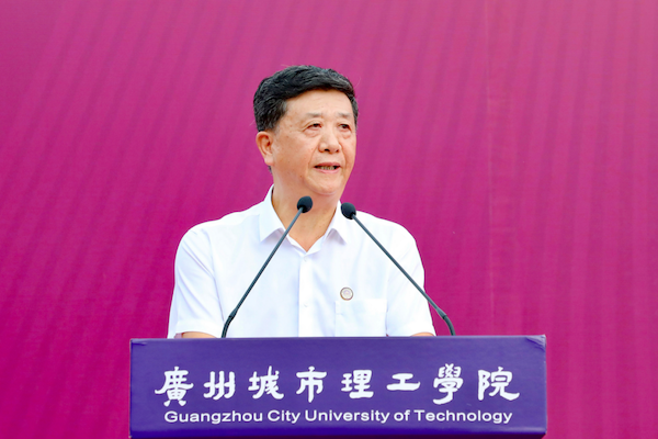 广州城市理工学院党委书记杜小明在2023级新生开学典礼上致辞。校方供图