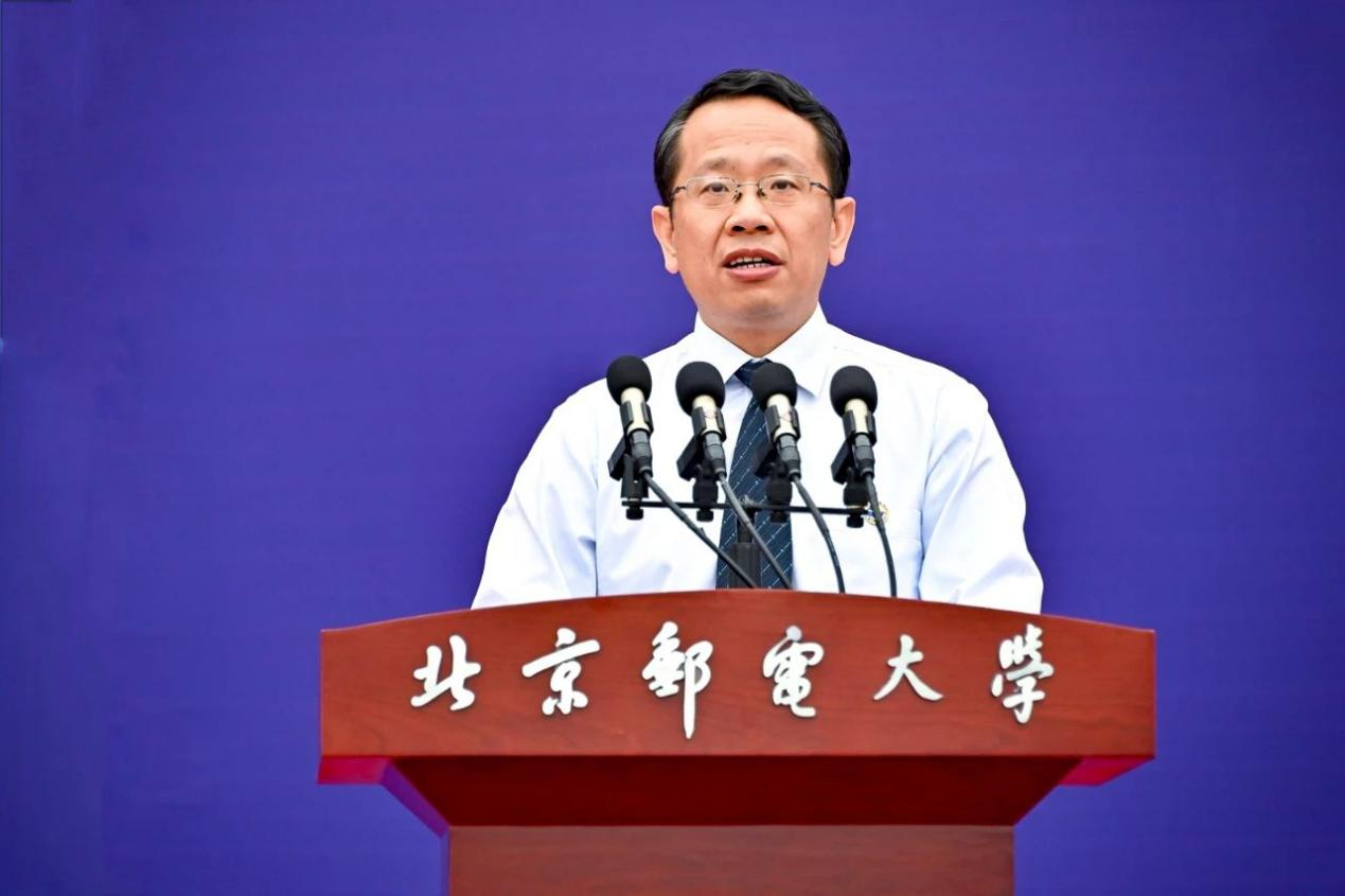 北京邮电大学校长徐坤在2023级新生开学典礼上发表致辞。校方供图。
