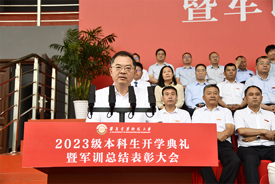 西安建筑科技大学校长赵祥模在2023级开学典礼上讲话。校方供图