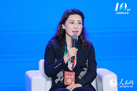  Jiang Hong, Secretary of the Party Committee of Southern University of Science and Technology, attended the round table forum and delivered a speech.