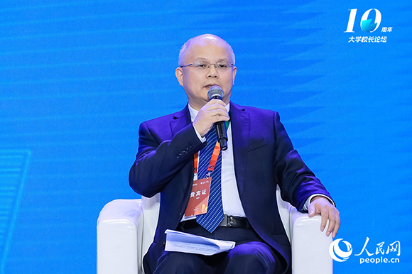  Ni Hongwei, President of Wuhan University of Science and Technology, attended the round table forum and delivered a speech.