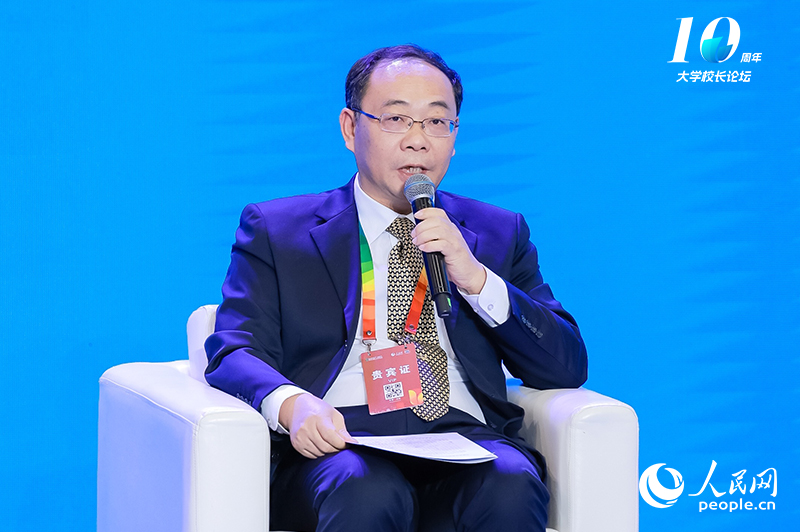  Yu Wenjin, member of the Standing Committee of the Party Committee and Vice President of Guangxi University, attended the roundtable forum and delivered a speech.