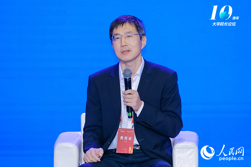  Chen Xiangsong, President of Hainan Normal University, attended the round table forum and delivered a speech.