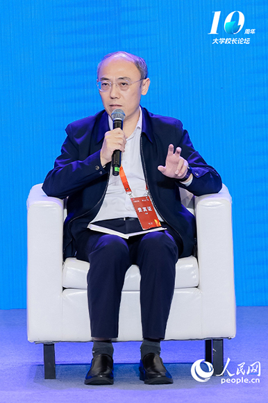 重庆大学党委常委、副校长邓绍江出席圆桌论坛并发言。