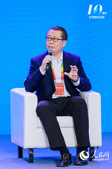北方工业大学党委副书记、校长张立峰出席圆桌论坛并发言。
