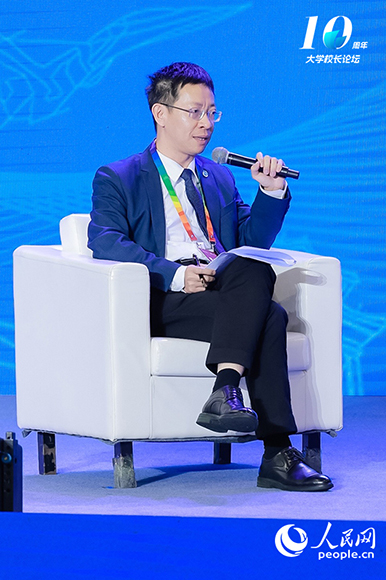 辽宁大学党委副书记、校长余淼杰主持圆桌论坛并发言。
