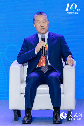 浙江大学党委副书记朱世强出席圆桌论坛并发言。
