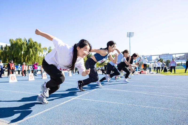 �������պ����ѧ��61��ʦ���˶����ֳ���У����ͼ