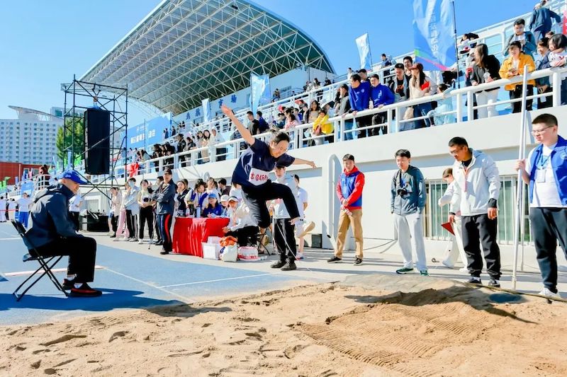 �������պ����ѧ��61��ʦ���˶����ֳ���У����ͼ