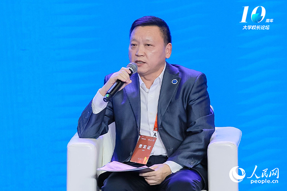 中国地质大学（武汉）党委副书记王林清出席圆桌论坛并发言。
