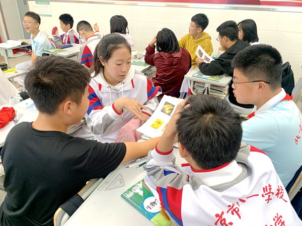 北京八一学校附属玉泉中学初二生物课堂。北京市教委供图