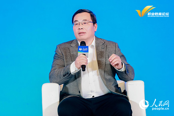 廣西職業技術學院黨委書記梁裕出席圓桌論壇並發言。