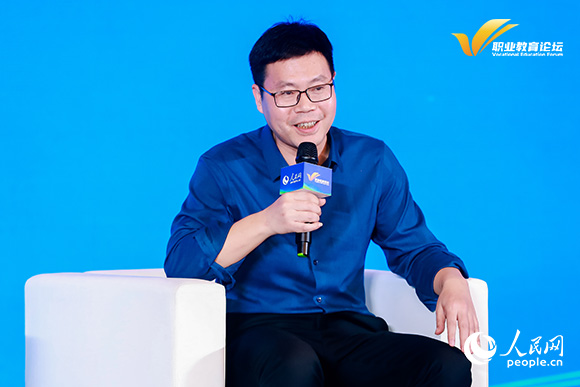 江西旅游商貿職業學院黨委書記吳小平出席圓桌論壇並發言。