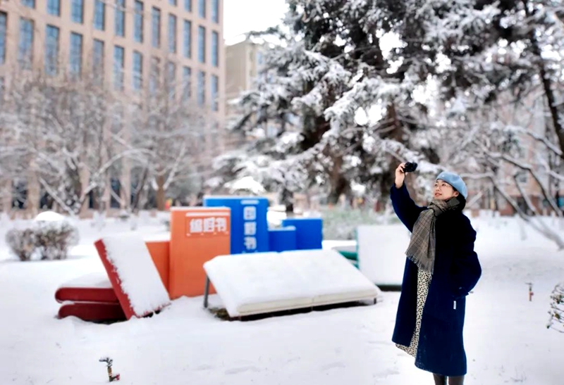 北京印刷學院：學生在雪景中拍照留念。校方供圖