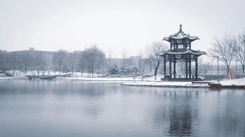 北京化工大學：湖中亭，林間雪。校方供圖