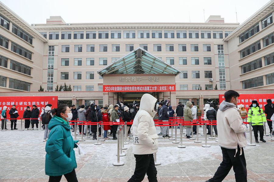 12月23日，大連理工大學考點的考生正有序入場。任亭鈺 攝