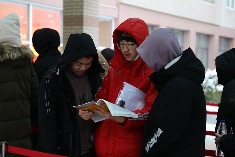 12月23日，大連理工大學考點的考生候場。任亭鈺 攝