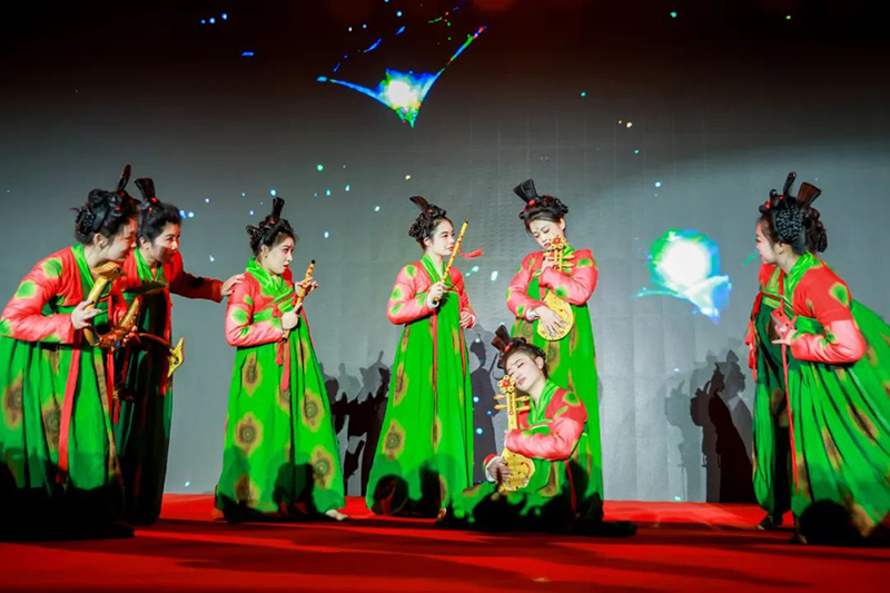 中国科学院大学学生社团鸿雁舞蹈团表演《唐宫夜宴》。学校供图