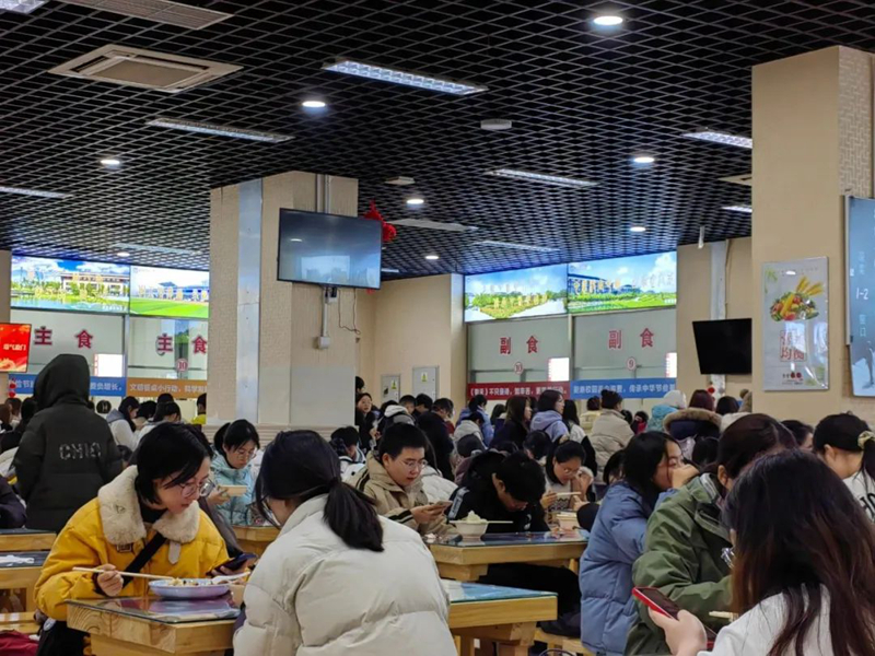 北京中醫藥大學開學第一天，學生們在食堂用餐。北京中醫藥大學供圖
