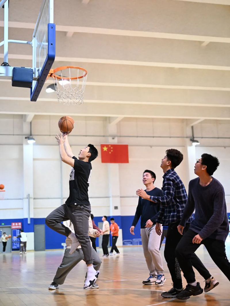 開學第一天，同濟大學的學生們在體育課上打籃球。同濟大學供圖