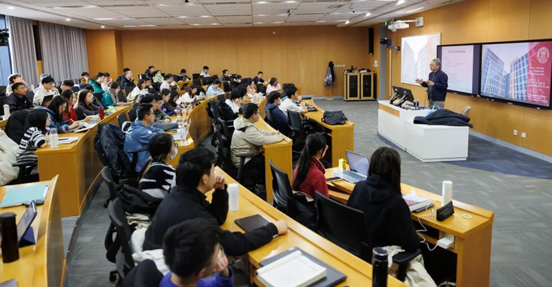 中國人民大學開學第一天，學生們回歸課堂。中國人民大學供圖