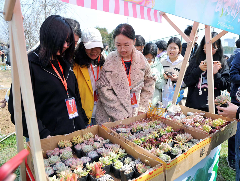 東南大學舉行首屆“春耕節”活動。曲鋼 攝