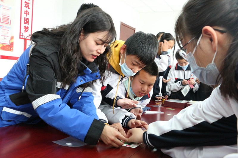 北京市密云水库中学的同学们正在制作水库邻近植物标本。北京市教委供图