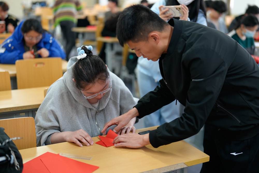 北京工業職業技術學院師生用傳統非遺剪紙藝術設計創作“4·15全民國家安全教育日”宣傳畫。校方供圖