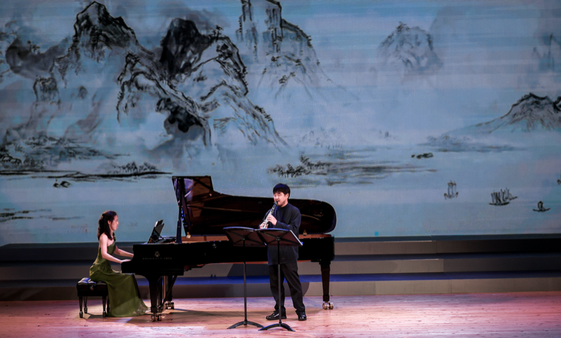 “華韻春弄——中國當代音樂作品多媒體音樂會”在華東師范大學舉行。校方供圖