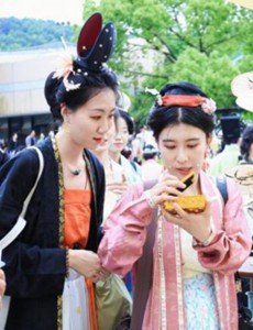 浙江杭州：年轻人盛装过“汉服节”