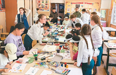  Chinese and Russian students painting together
