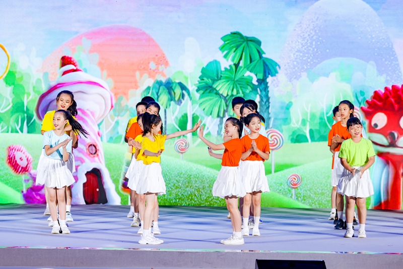 北京航空航天大学附属小学举行“大小航家 七秩同辉”庆六一主题活动。校方供图