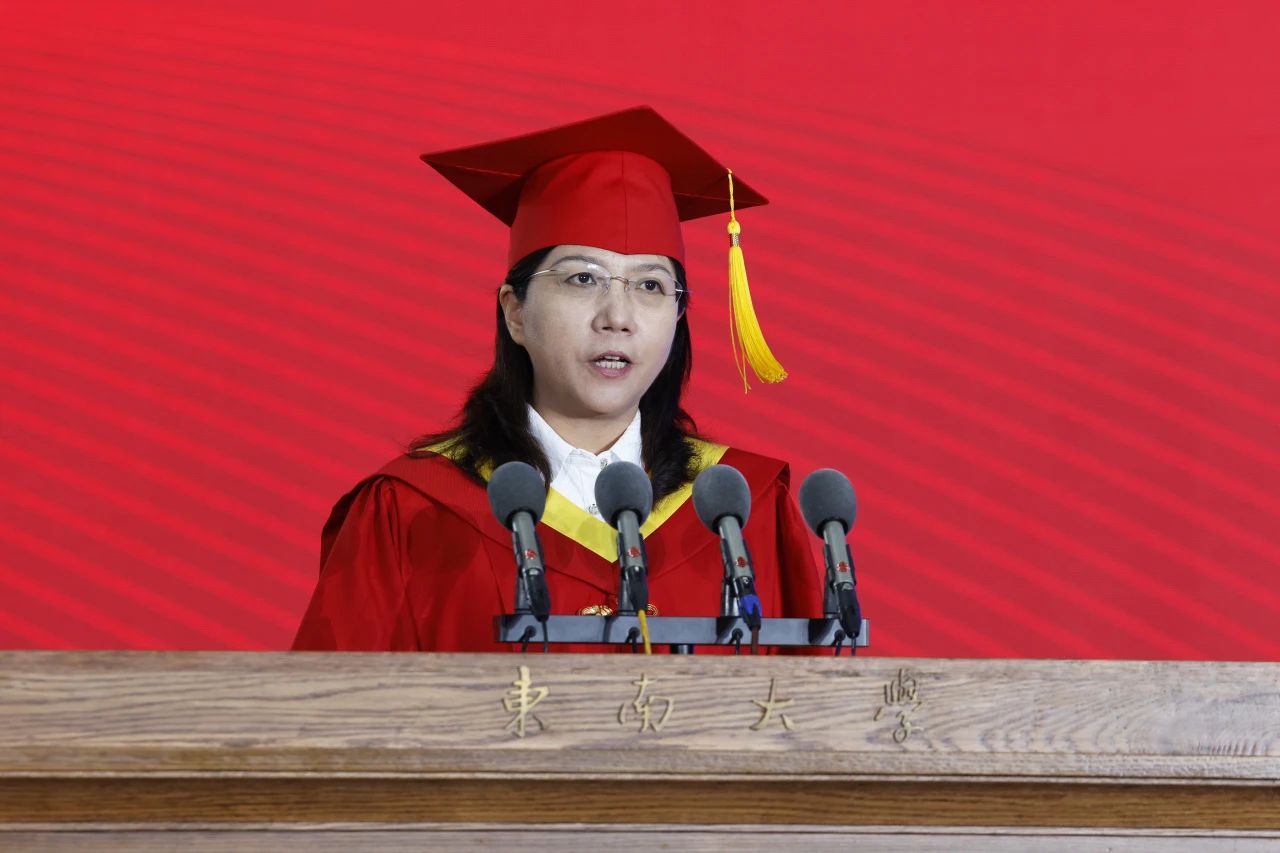 中國科學院院士、東南大學校長黃如在學校2024年本科生畢業典禮上致辭。校方供圖