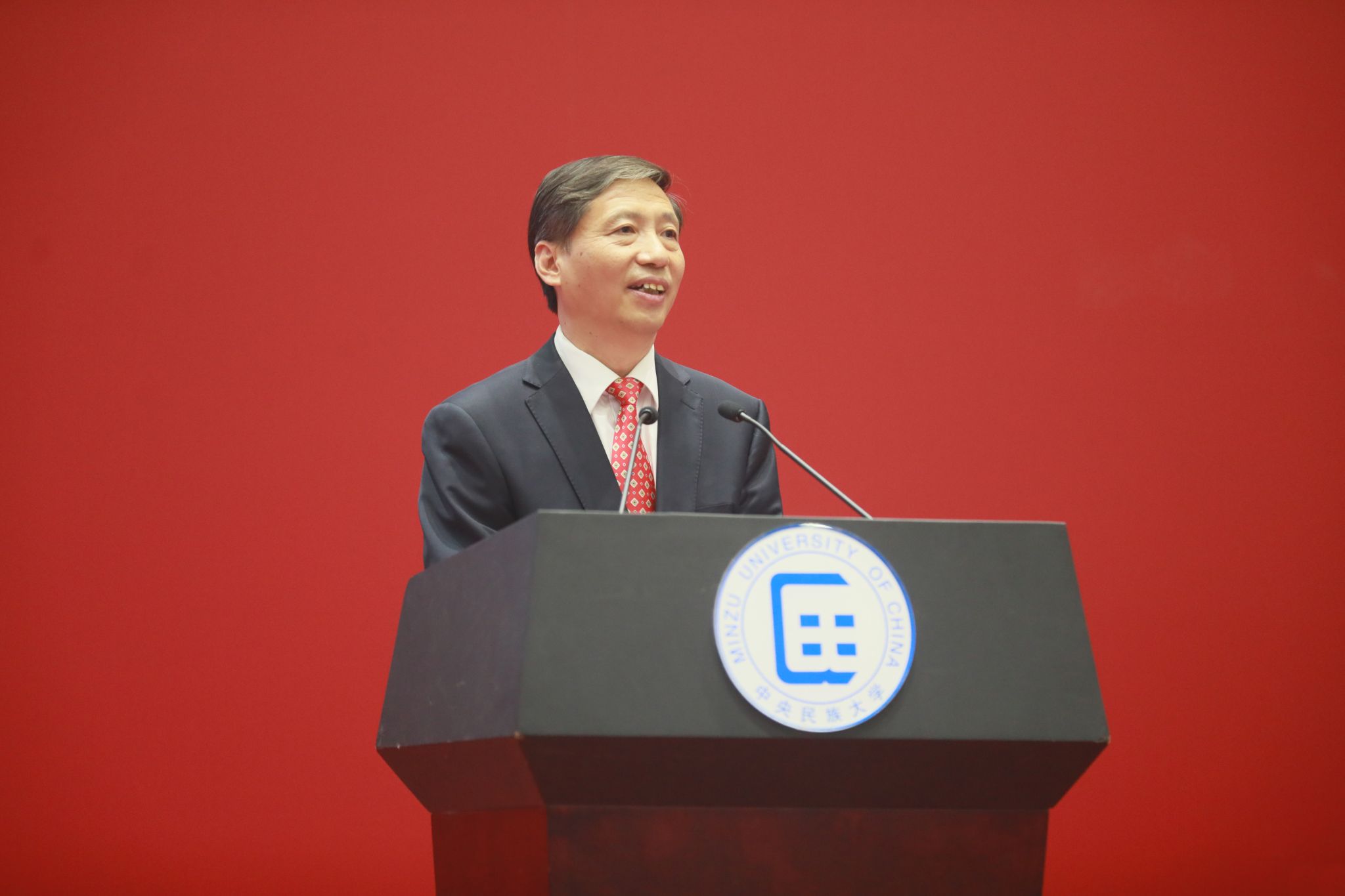 中央民族大学党委副书记、校长 郭广生在学校2024届毕业典礼上致辞。校方供图