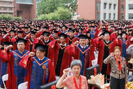 全体党员重温入党誓词。中国人民大学供图