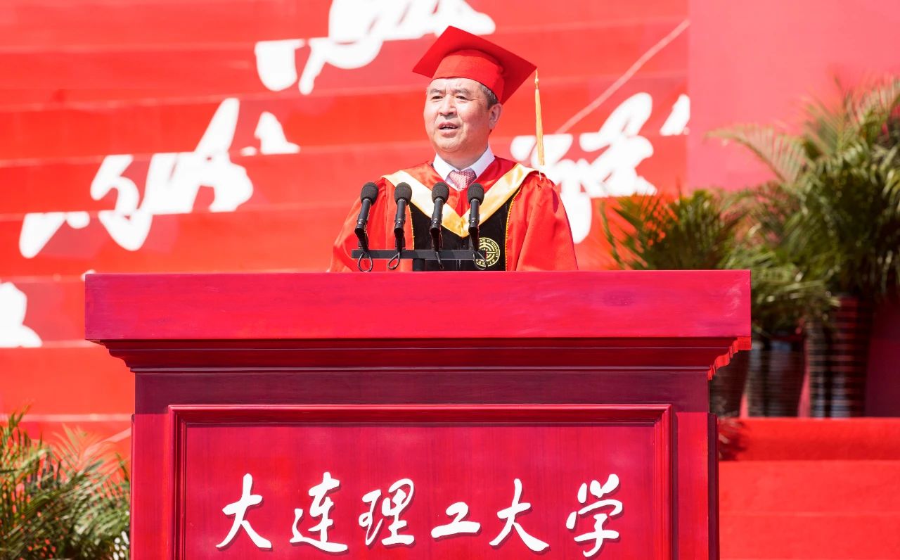 中國科學院院士、大連理工大學校長賈振元在2024年畢業典禮上發表演講。校方供圖