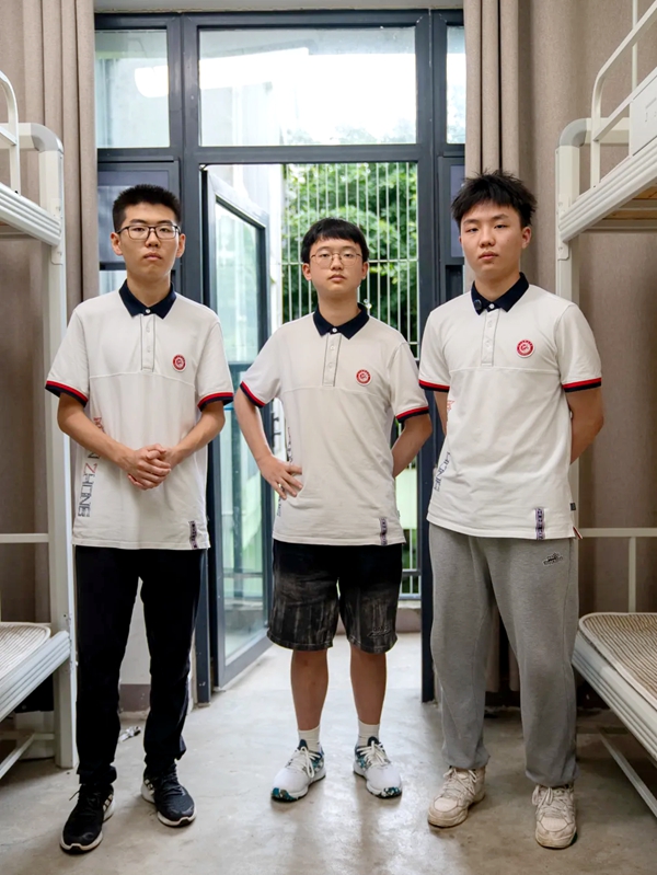 三名同學在宿舍合影。清華大學供圖
