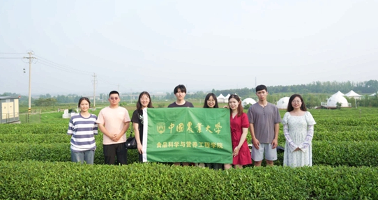 在山东日照，中国农业大学食物学院现实团就农业坐褥智能化建树、肥料选择等问题开展实地调研，并面向300余名村民赓续开展4次科普宣讲。校方供图