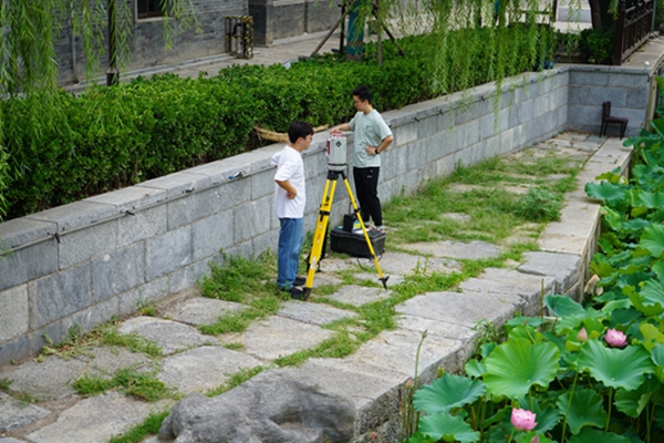 北京建筑大学学生在北京万宁桥进行三维激光扫描。校方供图