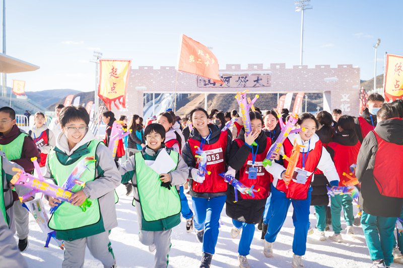 京张两地青少年体验冰雪运动乐趣。北京市教委供图