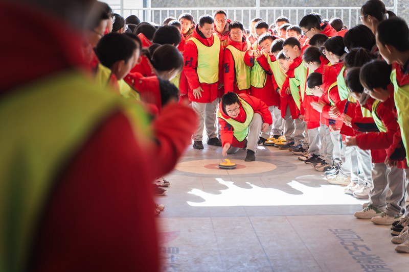 京张两地青少年体验冰雪运动乐趣。北京市教委供图