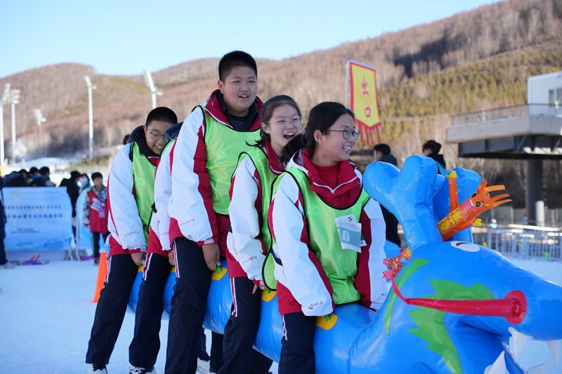 京张两地青少年体验冰雪运动乐趣。北京市教委供图