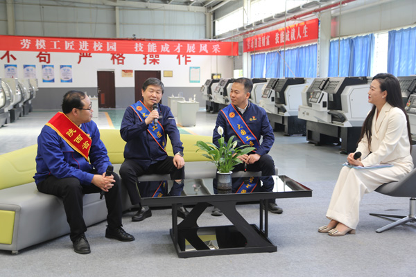 陝西商洛市“勞模工匠進校園 點亮青春匠心夢”活動啟動儀式暨首場活動舉行。陝西省總工會供圖