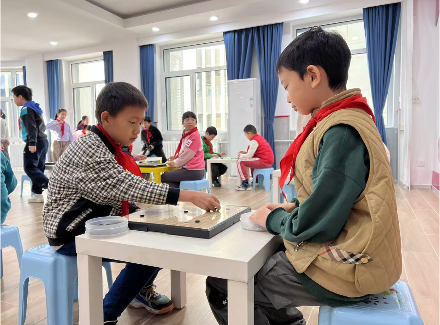 学生们在少先队大厅下围棋。东说念主民网 白炅摄