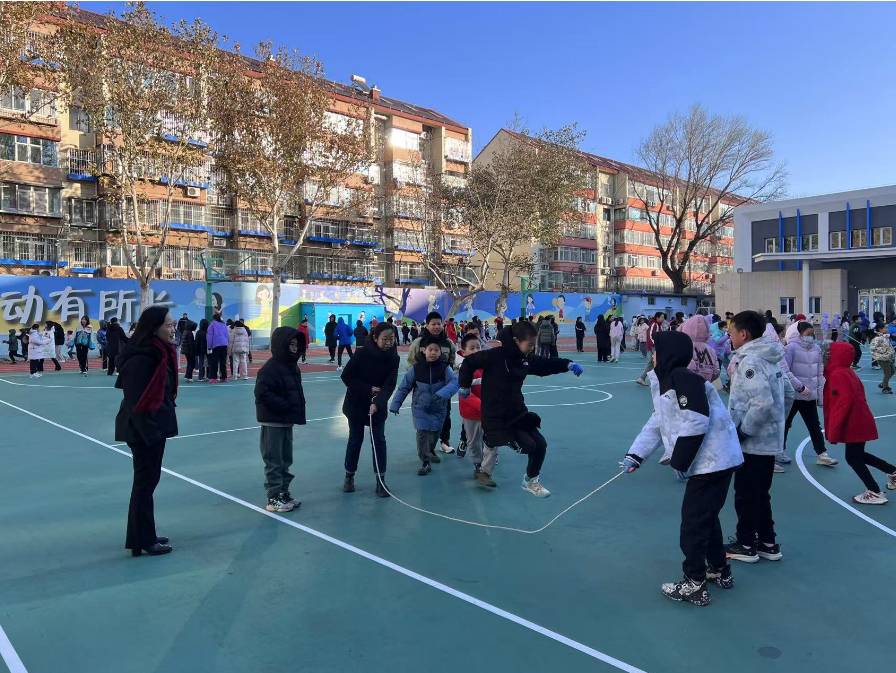 学生们在护导熟习作陪下跳绳AG百家乐怎么玩才能赢。东说念主民网 白炅摄