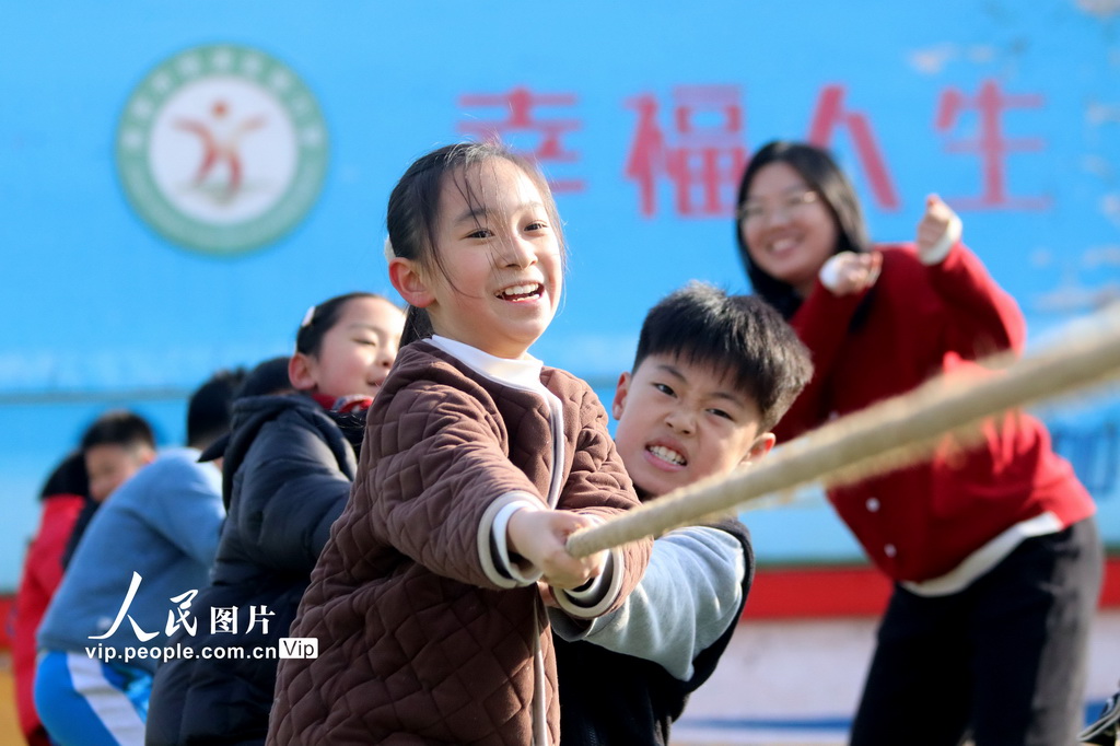 2024年12月27日，在山东省高密市恒涛实践小学AG真人百家乐，孩子们在进行拔河比赛。